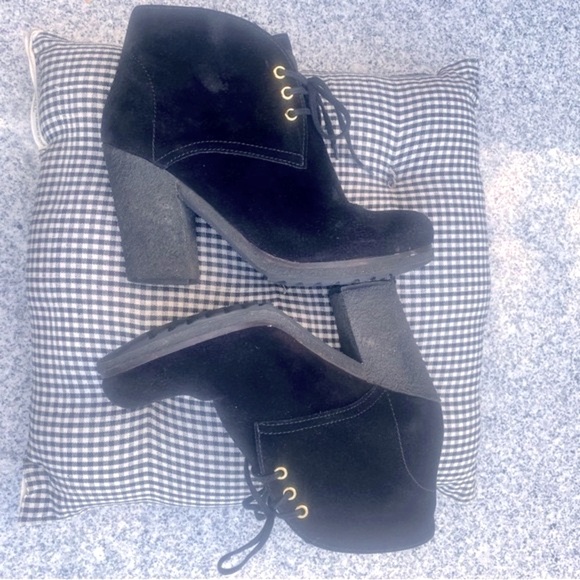 Prada Suede Platform Lace Up Ankle Booties. Excellent Condition.  Classic & Sexy - Picture 4 of 13